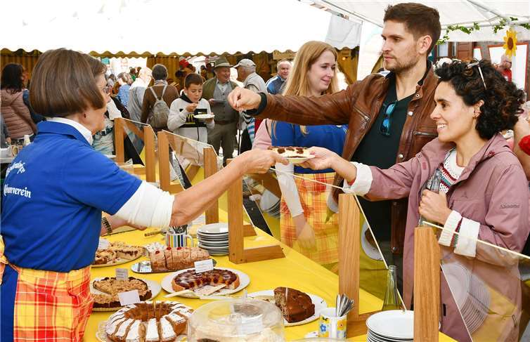 Sehr begehrt: die Kuchentafel der Möhnen.