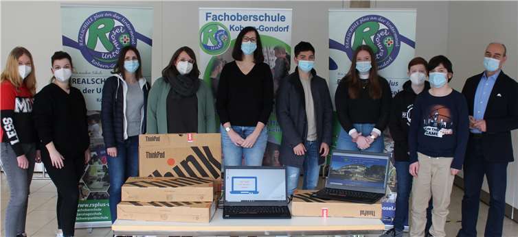 Sehr dankbar zeigten sich Schulleiter Dieter Kugler und die Schülerinnen und Schüler über die Laptopspende der Firma Ratiodata im Gesamtwert von 14.000 Euro. Foto: privat