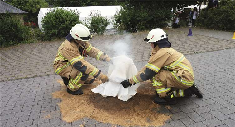Sehr eindrucksvoll zeigten die Wehrleute, dass die Flammen mithilfe einer feuerfesten Kevlar-Decke in Windeseile erstickt werden können.