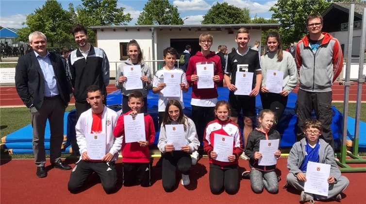 Sehr erfolgreich waren die Leichtathletikmannschaften der Realschule plus Untermosel beim regionalen Vorentscheid in Niederzissen. Zusammen mit den Vertretern der anderen Schulen präsentieren sie stolz ihre Siegerurkunden.Foto: Realschule plus Niederzissen