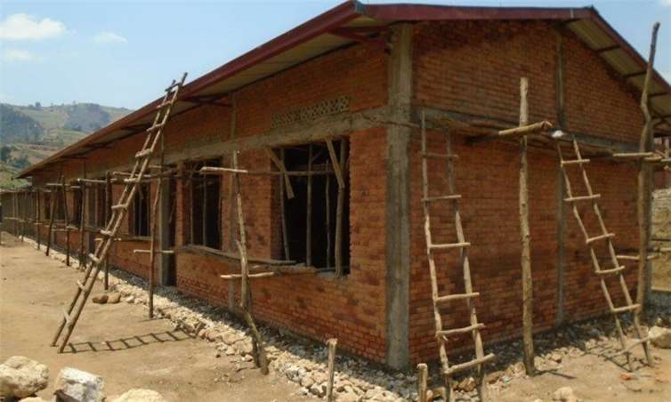 Sehr erfreut waren die röhrig´s als sie jetzt die Nachricht erhielten, dass trotz Corona die FLY & HELP-Schule in Rutsiro/Ruanda im Rohbau fertig gestellt werden konnte, die auch durch die röhrig-Aktionen mit finanziert wurde.