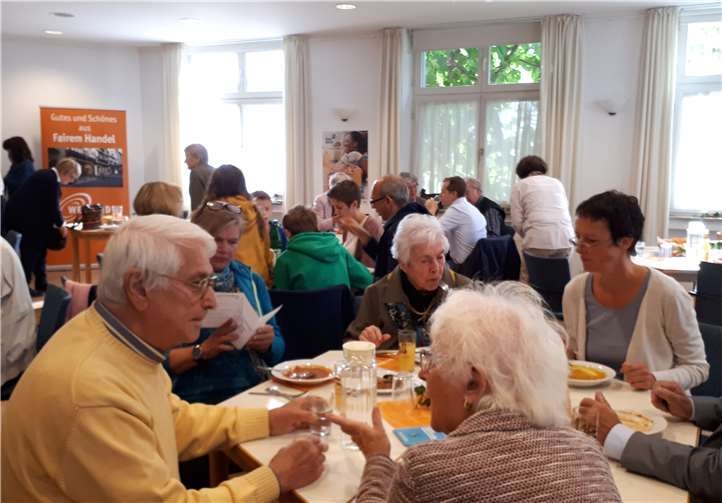 Sehr gefreut haben sich die Schülerinnen der Alice-Salomon-Schule Linz darüber, dass die Kirchenbesucher in großer Anzahl zum gemeinsamen Mittagessen in den Katharinenhof kamen. Unter der Leitung ihrer Lehrerin Daniela Haase hatten sie ein leckeres Mittagessen zubereitet, für das u.a. fair gehandelten Produkte verwendet wurden. Auf der Speisenkarte standen leckere Speisen wie eine rote Linsensuppe, eine asiatische Kürbiscremsuppe, Hackfleisch-Lauch-Tarte, Quiche Lorraine und Feta-Spinat-Schnecken. Allzu verständlich, dass man sich schon auf das kommende Jahr freut. Foto: Hans-Joachim Schmitz