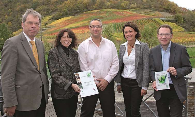 Sehr glücklich über die neuerliche Zertifizierung des Hotel-Restaurant „Jägerstübchen“ in Mayschoß Laach (v.l.): Verbandsbürgermeister Achim Haag, Eva Flügge, Peter Kempen, Ulla Dismon und Heinz Schönewald. BÜ