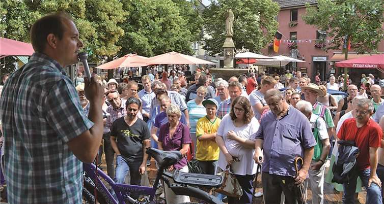 Sehr gut angenommen wurde auch die Fundsachenversteigerung durch Auktionator Marc Göttlicher mithilfe des Bürgerbüros. AB