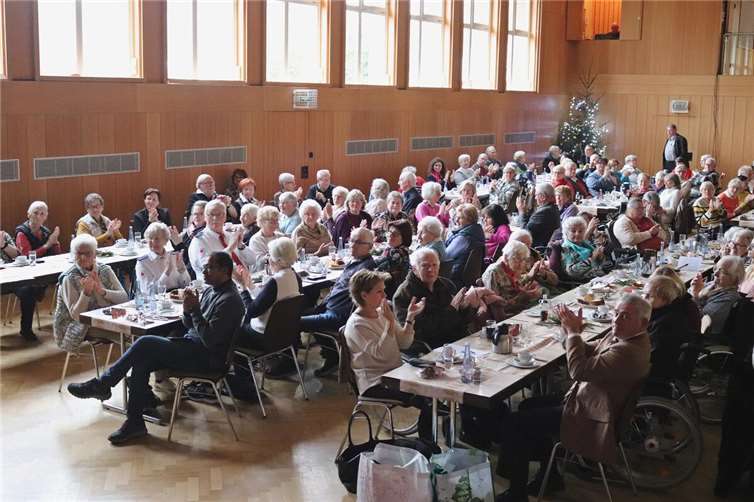 Sehr gut besetzte Tischreihen bei der Adventsfeier für Senioren der Stadt Selters. Das neue Konzept überzeugt.  Fotos: Rita Steindorf