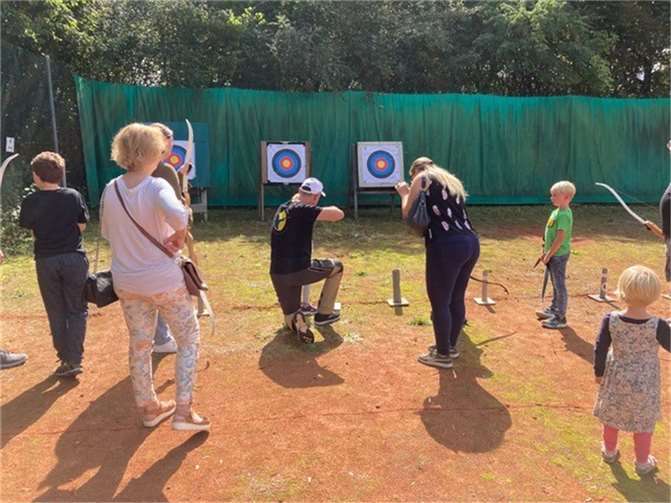 Sehr gut besucht war auch die „Schnupperstation“, an der die Partygäste erste Erfahrungen mit Pfeil und Bogen sammeln konnten. Foto: privat