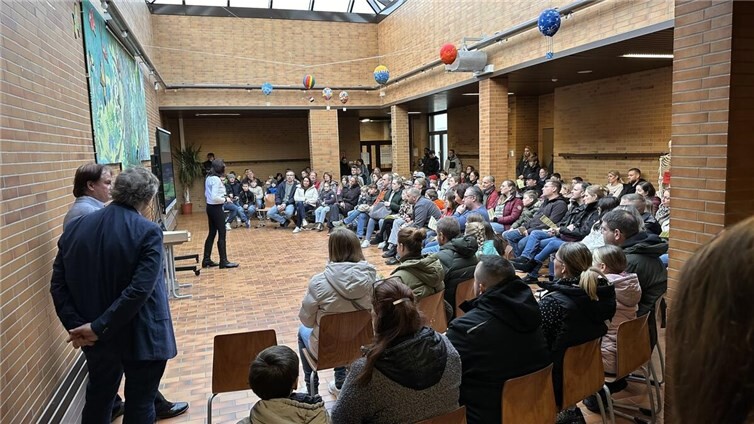 Sehr gut gefüllt war das Atrium von Haus 2 bei der Infoveranstaltung der Schulleitung.