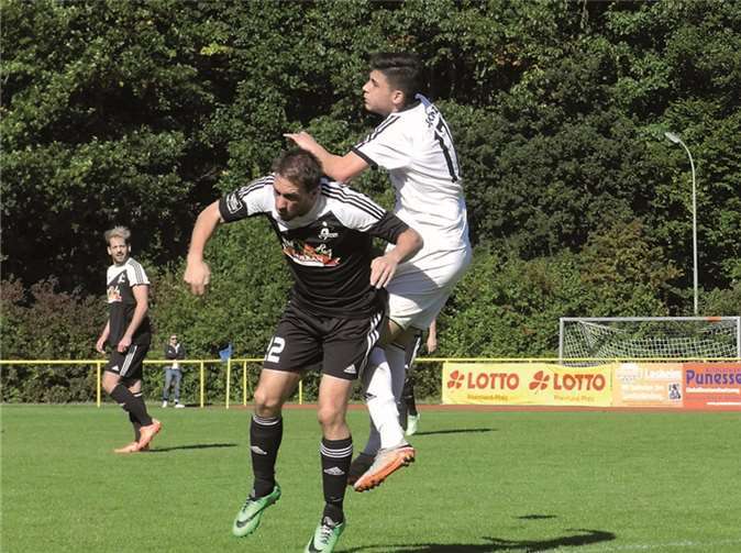 Sehr hart ging es in der Begegnung zwischen dem SV Konz und der SG Eintracht Mendig/Bell (links Thomas Nürnberg) zu.privat