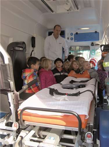 Sehr interessant fanden die Kinder den Innenraum des Fahrzeugs und halfen mit Begeisterung mit, die Trage aus dem Wagen zu holen.