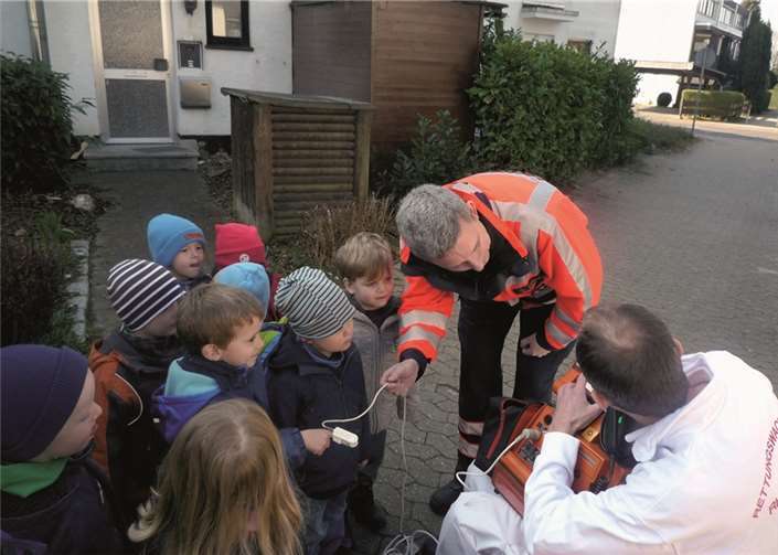 Sehr interessiert sahen die Kinder bei der Anwendung des Defibrilators zu.