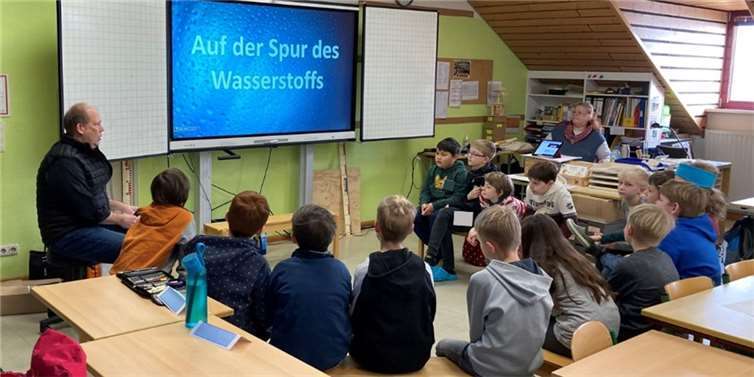 Sehr interessiert und aufmerksam folgten die Entdeckerkinder den Ausführungen von Uwe Diederichs-Seidel (Leiter des Projekts SmartQuart bei der Verbandsgemeindeverwaltung Kaisersesch).  Foto: Verbandsgemeindeverwaltung Kaisersesch - Sivlia Eifel