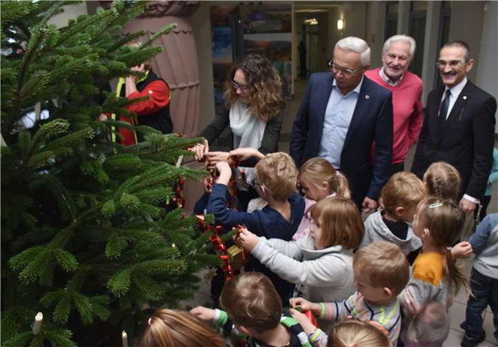 Sehr konzentriert und mit viel Hingabe schmücktendie Kinder den Baum in Foyer der Kreisverwaltung.