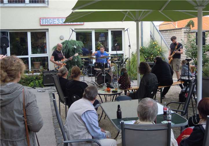 Sehr laut wurde es im Hof des Sozialpsychiatrischen Zentrum mit der Punkrockgruppe „HUHN“. privat