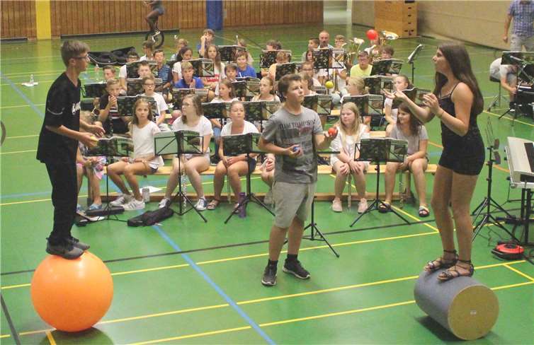 Sehr lebendig und stimmungsvoll begrüßten die Bläserklasse sechs sowie die Akrobaten der Zirkus-AG die 86 neuen Fünftklässler bei der abwechslungsreichen Einschulungsfeier. Realschule plus Untermosel