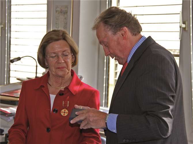 Sehr persönliche Worte der Anerkennung fand der stellvertretende Landrat des Rhein-Sieg-Kreises, Rolf Bausch, bei der Verleihung der Bundesverdienstmedaille an Frau Ingrid König.