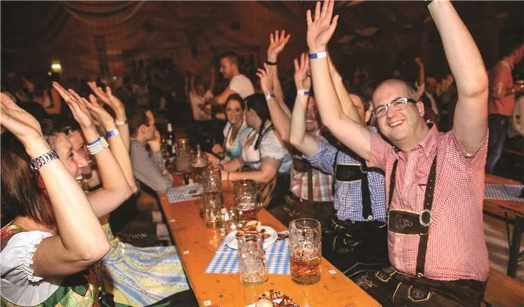 Sehr viele waren gekommen, um ausgelassen zu feiern und waren begeistert von der Stimmung bei „Oberfell rockt Bayern