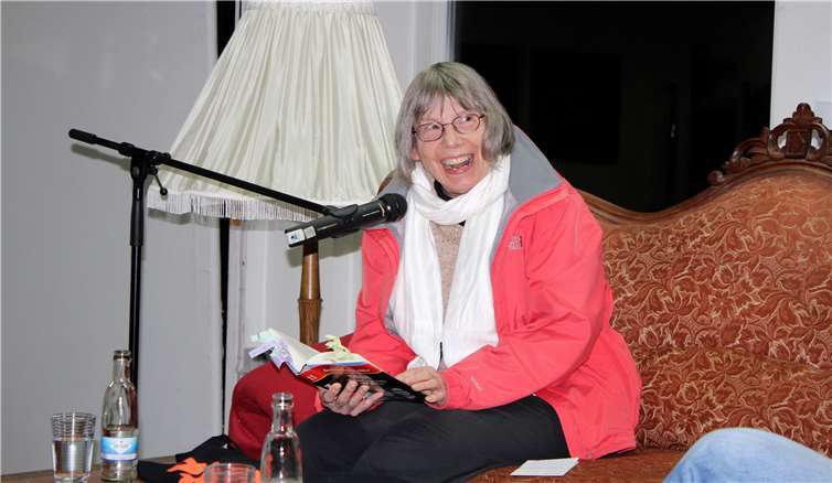 Sehr wach und zugewandt: Gretchen Dutschke bei ihrer Lesung in der Alten Druckerei. Foto: HG