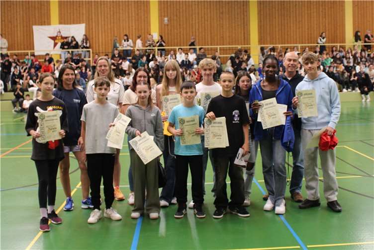Sehr zufrieden zeigen sich die erfolgreichen Sportler und Sportlerinnen mit Schulleiter Dieter Kugler (2.v.re.) und Sportfachleiterin Sandra Keller (2.v.li.). Sportlehrerin Katja Schmelzer (3.v.li.) war für den organisatorischen Ablauf während des Sportfestes verantwortlich. Quelle: Realschule plus und FOS Untermosel