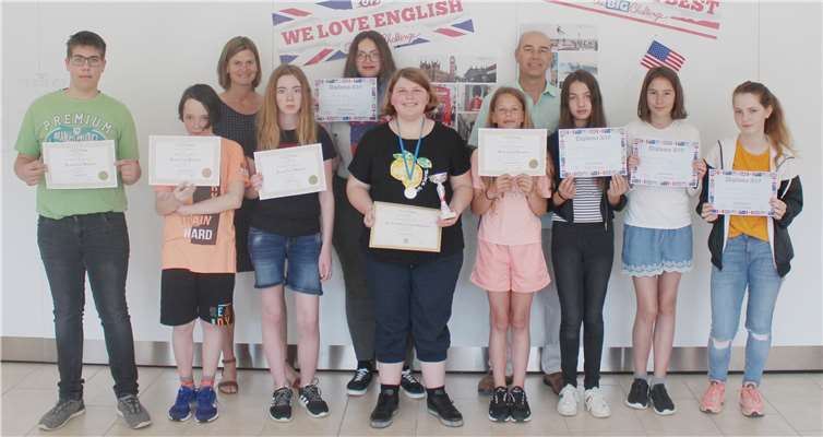 Sehr zufrieden zeigte sich Schulleiter Dieter Kugler mit Fachlehrerin Sonja Andrae (3. v. l.) über die erfolgreiche Teilnahme der Schüler der Realschule plus Untermosel beim Englisch- Wettbewerb „Big Challenge“. Foto: privat