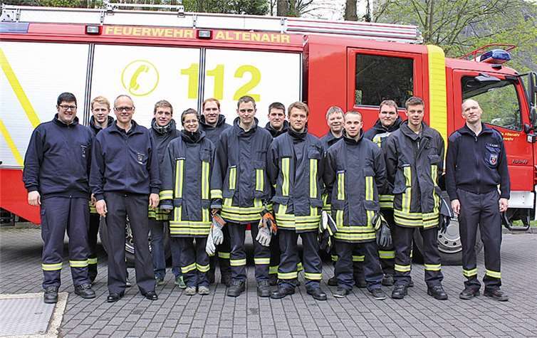 Sehr zufrieden zeigten sich die Ausbilder Christian Schrading (l.) und Achim Klein (r.) mit den Absolventen des Lehrgangs. Die Urkunden überreichte der stellvertretende Kreisfeuerwehrinspektor Gerhard Oelsberg (3. v. l.). BÜN