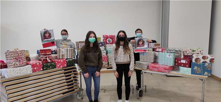 Schüler bescheren 78 Heimkinder mit Weihnachtspäckchen Sehr zufrieden zeigten sich die Schülersprecherinnen Antonia und Mariella (eingerahmt von Nele und Niklas, die in der Schülervertretung engagiert sind).Foto: privat