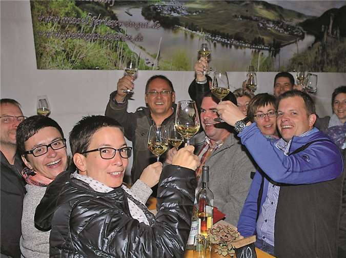 Sehr zum Wohlsein! Mosel-Riesling & Konsorten schmeckten den Weinfreunden in Poltersdorf erwartungsgemäß hervorragend.