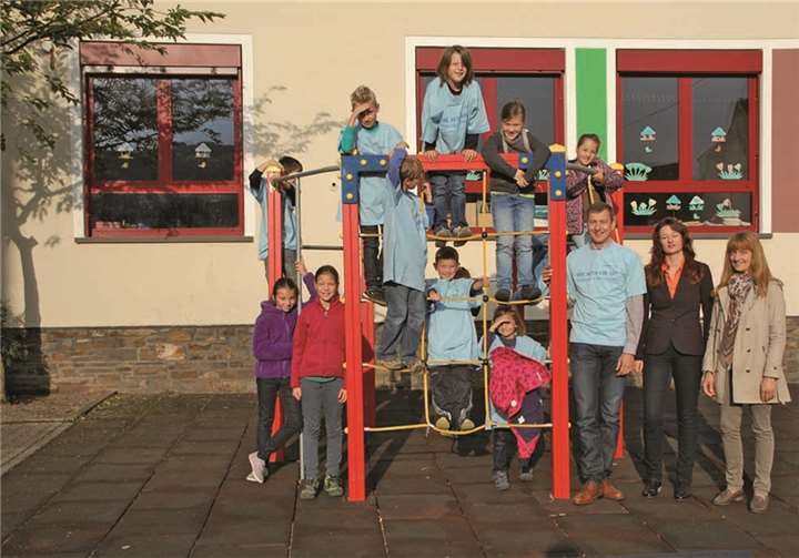 Freude über Sechseck-Kletterturm Sehr zur Freude der Schulkinder förderten engagierte Eltern die Erneuerung des Sechseck-Kletterturms auf dem Schulhof der Grundschule in Kobern-Gondorf.