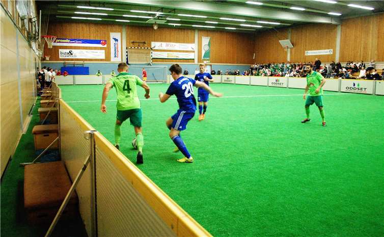 Sehr zur Freude von Marcel Berg (links) hatte der FC Alemannia Plaidt aus Anlass seines 100-jährigen Bestehens extra einen Kunstrasen verlegen lassen.