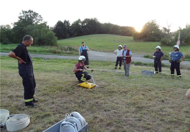 Sehr zur Zufriedenheit von Klaus Hameyer (mitte) verlief die erste Übung mit dem neu übergebenen Löschrucksack und den wendigen D-Leitungen. Fotos: Cremer