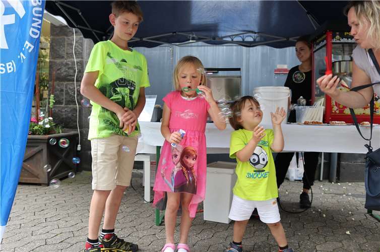 Seifenblasen und Popcorn waren der Renner für die kleinen Besucher.