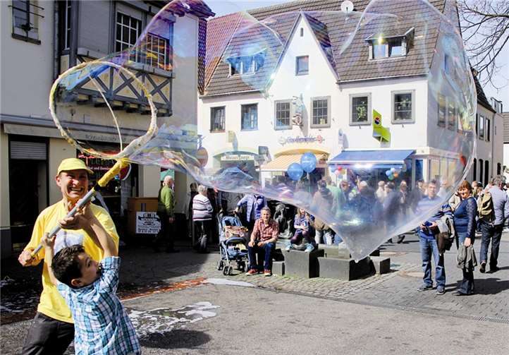 Seifenblasenkünstler Peter Pawliczek zaubert sehr zur Freude der Kinder jede Menge Riesenseifenblasen. STEIN