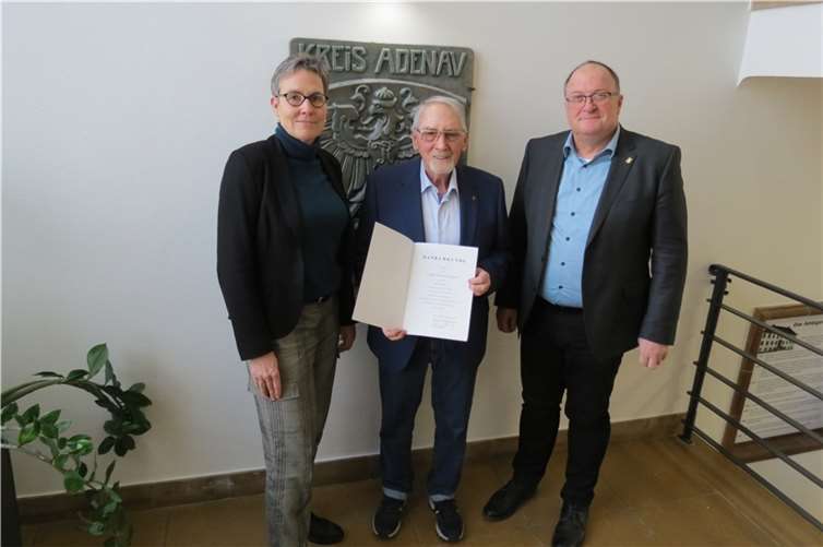 Sein 25-jähriges Dienstjubiläum als Schiedsmann in der Verbandsgemeinde Adenau feierte Jürgen de Temple (Mitte). Dr. Susanne Dreyer-Mälzer (li), Direktorin des Amtsgerichtes Bad Neuenahr-Ahrweiler überreichte ihm die Dankurkunde, Guido Nisius (re.), Bürgermeister der Verbandsgemeinde Adenau gratulierte herzlich.  Foto: K.Coletta/VG Adenau