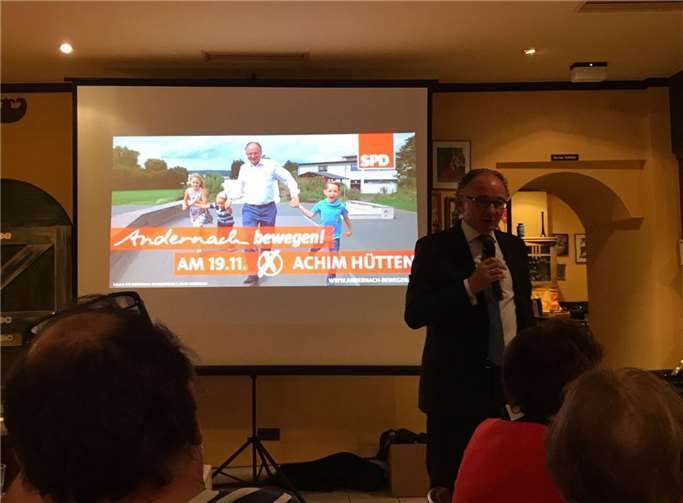 Sein Fahrrad hatte er vor der Tür abgestellt: Achim Hütten erzählte den Gästen in der gewohnt gemütlichen Atmosphäre in der Schlossschenke seine Vorstellungen und Wünsche.privat