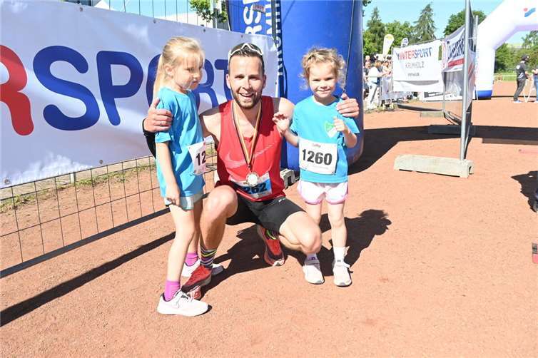 Sein Glück teilte er mit seinen beiden Kindern: Marathon-Sieger Christian Steffes von der DJK Ochtendung.