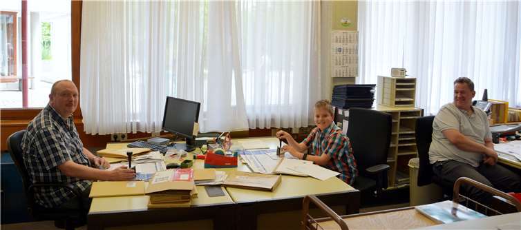 Sein Tag für Afrika: Der elfjährige Julian Sommer (Mitte) in der Poststelle der Kreisverwaltung. Auch hier war der junge Mann eine gern gesehene Hilfe. Foto: Uwe Rindsfüßer