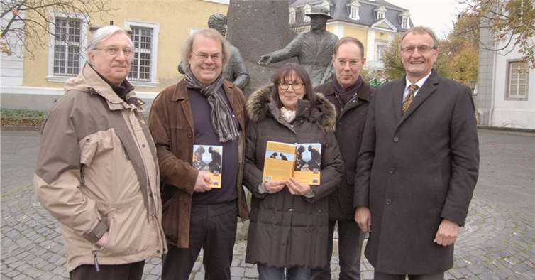 Sein interessantes Buch „Dead End. Reise in das Innere Nordamerikas“ stellten Ulrich Schmotz, seine Gattin Elke und Hermann-Josef Roth vom Bonner Verein für Heimatgeschichte jetzt in Neuwied Landrat Rainer Kaul und dem Leiter des Roentgen-Museums Neuwied, Bernd Willscheid am Maximilian-zu-Wied-Denkmal am Fürstlich-Wiedischen Schloss vor.