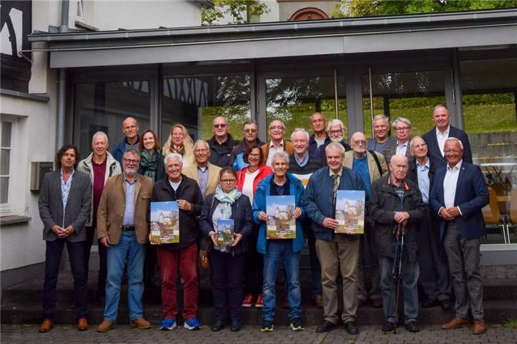 Verbundenheit zur Heimat auf 416 Seiten in Worte gefasst Sein respektvolles Dankeschön richtete Landrat Achim Hallerbach an alle Mitglieder des Redaktionsausschusses - stellvertretend und allen voran an Dr. Reinhard Lahr für die langjährige Federführung in Lektorat und Bebilderung des Jahrbuches.Foto: Thomas Herschbach