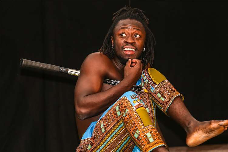 Seine Fähigkeit sich zu verbiegen zeigte der Schlangenmensch, indem er sich durch einen Tennisschläger zwängte.