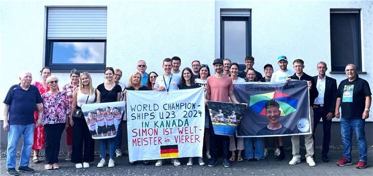 Seine Familie, Freunde, Ruderkameraden, Vertreter der Rudergesellschaft Treis-Karden und des Fördervereins „Team Paris 2024“hatten sich zusammengefunden, um ihrem „Simi“ zuhause zu gratulieren. Foto: Felix Diederichs