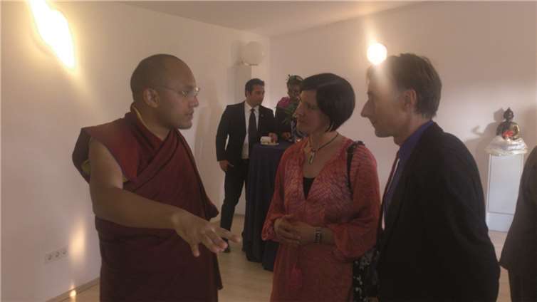Seine Heiligkeit der XVII. Karmapa im Gespräch mit Nicole Müller-Orth (MdL Bündnis 90/Die Grünen in RLP). privat