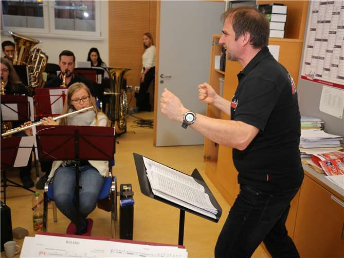 Seine Leidenschaft zur Musikgibt der Dirigent bei den Proben an das Orchester weiter.