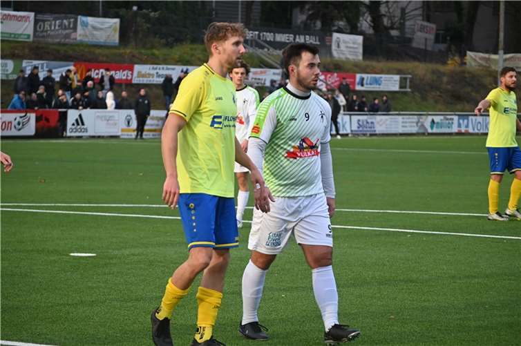 Seine Rückkehr an die alte Wirkungsstätte hatte sich Marcel Berg (links) sicher anders vorgestellt. Als Innenverteidiger aufgeboten, musste der ehemalige Torjäger gleich zwei Treffer von Alexander Court schlucken.  Foto: SK
