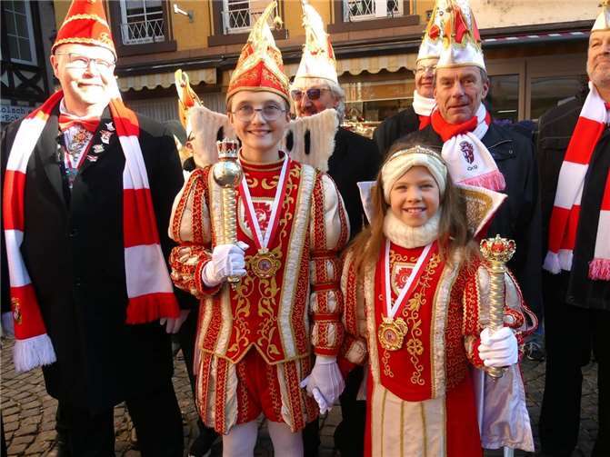 Seine Tollität Kinderprinz Josef I. und ihre Lieblichkeit Kinderprinzessin Marlene I. waren bei der Bastille-Erstürmung mit von der Partie. Fotos:TE