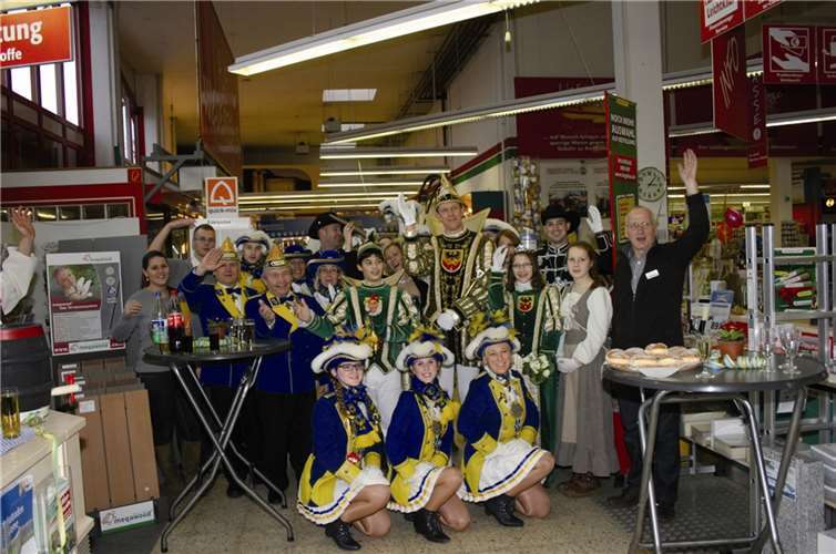 Seine Tollität Prinz Michael II. (Kappl) und sein Hofstaat beim Besuch des Hagebaumarkts und Baustoffhandels Moeren. RÜ