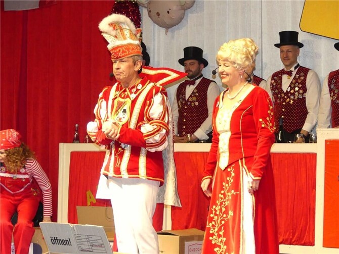 Seine Tollität Prinz Ralf II. eröffnete zusammen mit ihrer Lieblichkeit Prinzessin Anna I. das Narrenspektakel in Ediger-Eller. Foto: TE