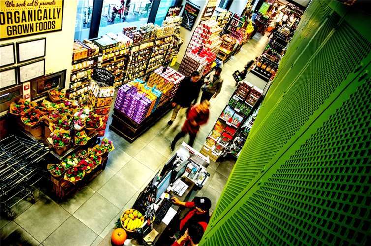 Seine Waren in einem Laden an der Kasse unezahlt liegen zu lassen, bringt Ärger – im Netz hingegen oft Rabatte. Quelle: unsplash.com © Kevin Grieve