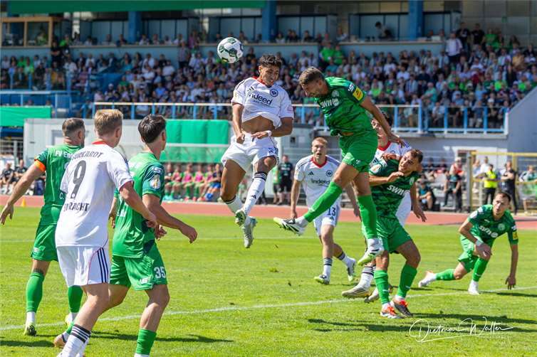 Seine enorme Kopfballstärke stellte FVE-Innenverteidiger David Eberhardt auch gegen Eintracht Frankfurt unter Beweis. In Gau-Odernheim war er am Mittwoch wieder der „Chef in der Luft“.Foto: Dietmar Walter 