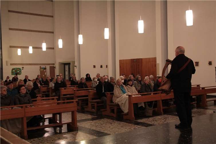 Seine frei erzählten Märchen untermauerte Jörn-Uwe Wulf mit einem bezaubernden Hafenspiel. Foto: Hospizverein Neuwied