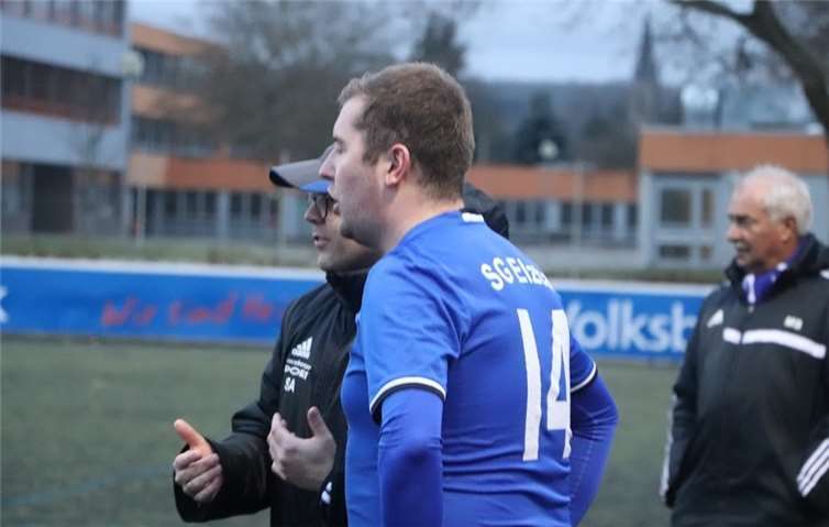 Seine letzte Amtshandlung: In der zweiten Minute der Nachspielzeit wechselt Trainer Sascha Arenz Markus Fuhrmann ein, rechts schaut der sportliche Leiter Manfred Sax zu.Foto: MM