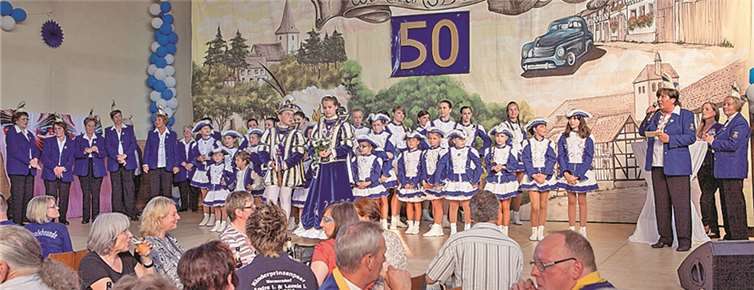 Seinen 50. Geburtstag feierte das Damenkomitee „Fidelen Burgfrauen“ um Präsidentin Roswitha Born (re. am Mikrofon) zusammen mit den Tanzgruppen und dem amtierenden Kinderprinzenpaar André I. (Posselt) und Leonie I. (Schmitz). VJ